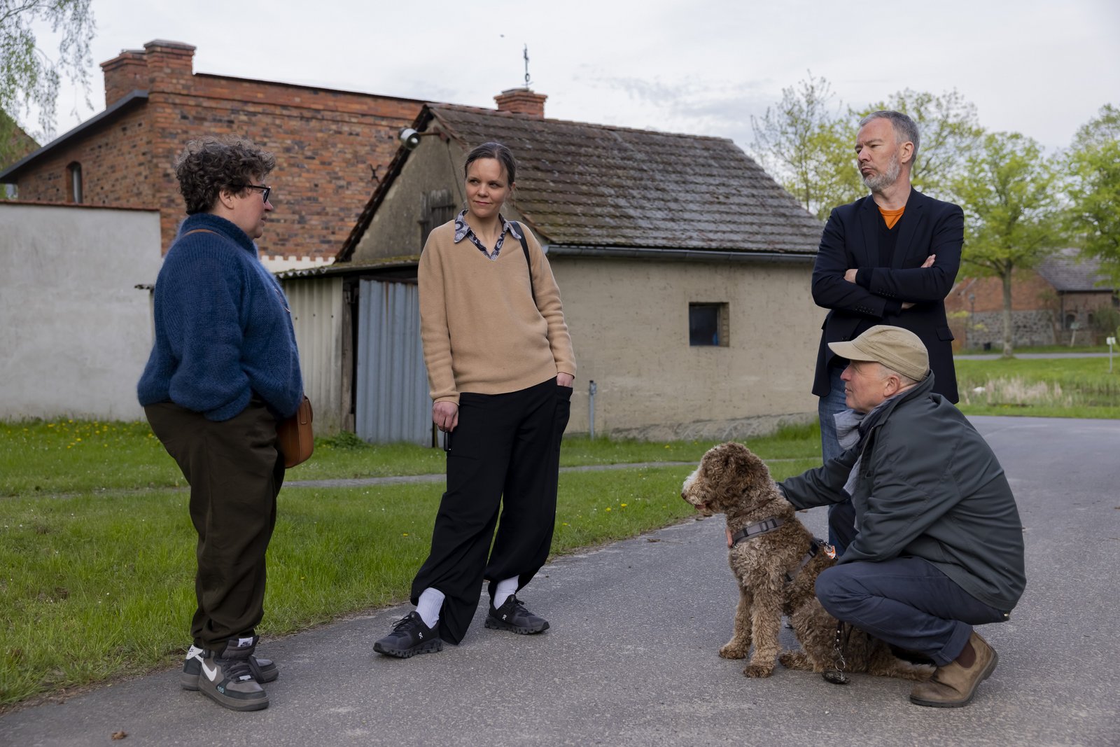Judith Hopf, Lea Schleiffenbaum, Gerrit Gohlke and Florian Zeyfang standing on the street in Sauen