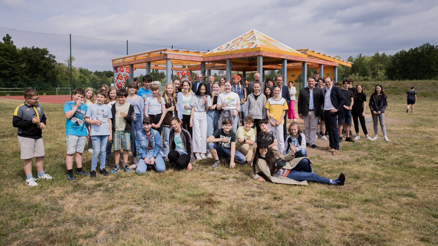 Group photo of the students of the Seecampus Niederlausitz with artist Sol Calero in front of Casa Isadora in Schwarzheide