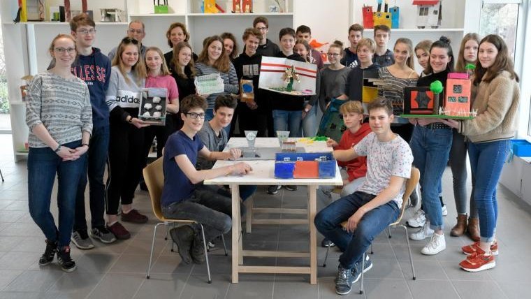 Group picture of the pupils of the Hannah-Arendt-Gymnasium in Potsdam around the table with some models of the wish
