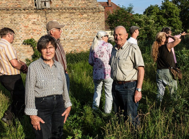 Personen der Neuen Auftraggeber von Wietstock treffen sich in einem Garten