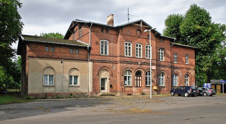 View of the brick building at Letschin railway station