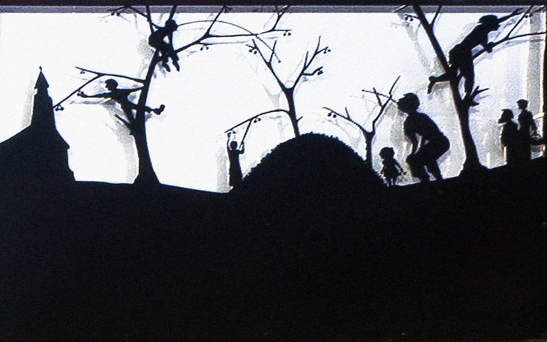 Schattenriss erzählerischer Station der Kirschkern-Legende mit Kindern unter einem Kirschbaum as Muster für das Fries aus Stahlblech von Henrik Schrat