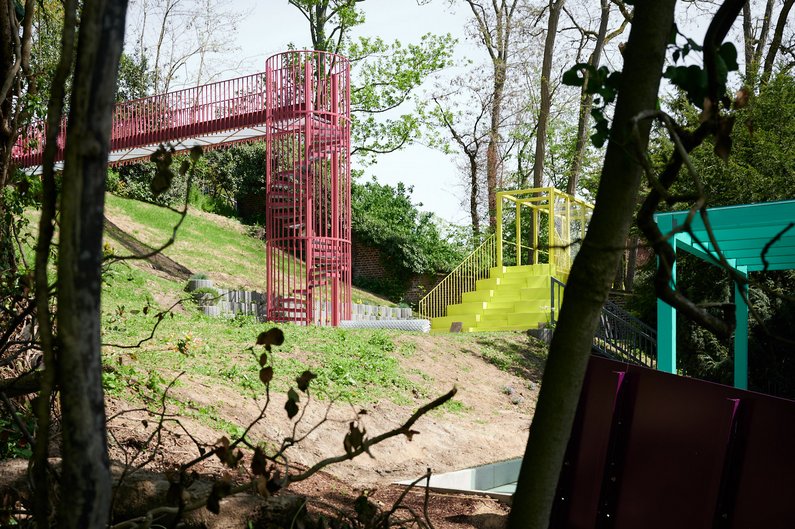 Rote Wendeltreppe in "Ein Garten mit Brücken" in Mönchengladbach