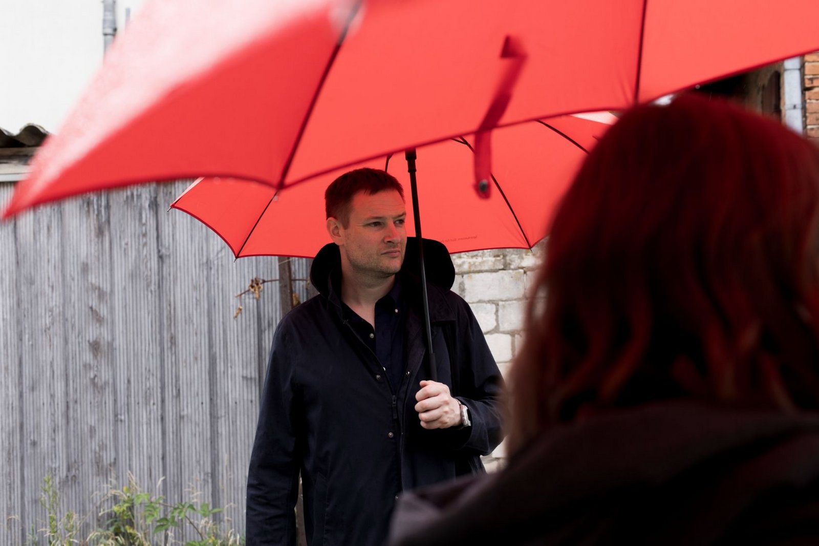 Simon Denny mit Regenschirm in Beeskow