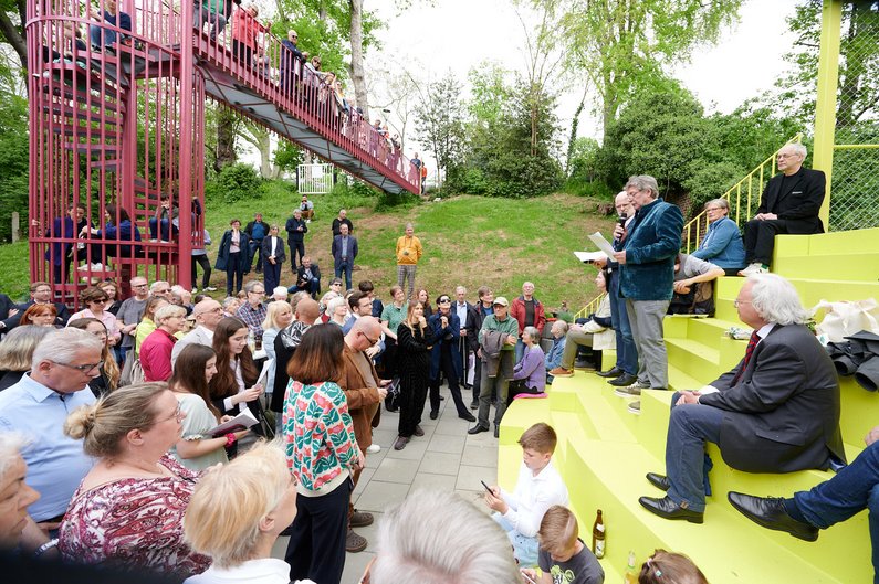 Gathering in the garden for the opening of "A Garden with Bridges" in Mönchengladbach