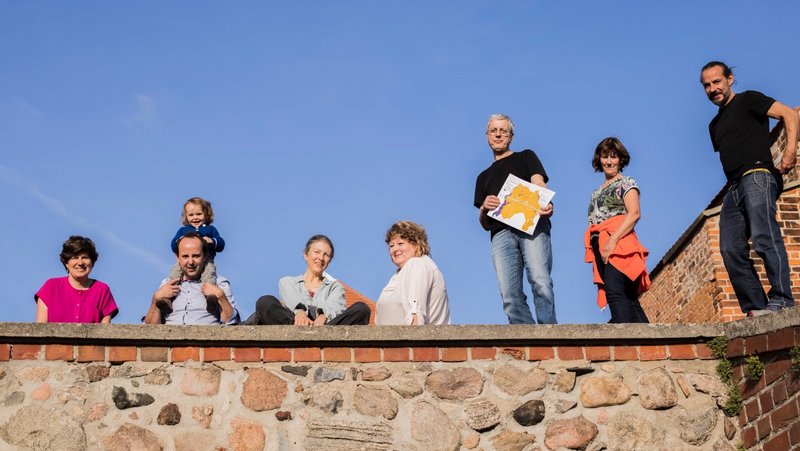 Group picture New Patrons of Friedland on top of a roof 