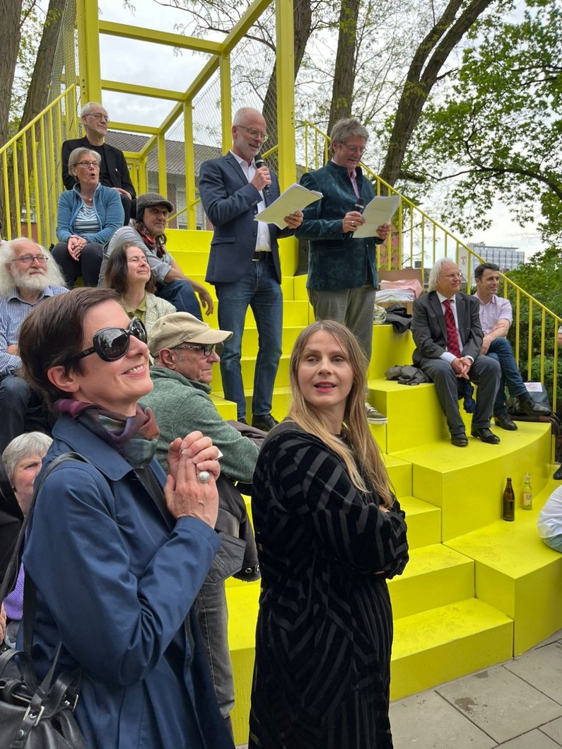 Susanne Titz, Director of the Anchor Point Museum Abteiberg, with artist Ruth Buchanan at the speech by the clients Karl Sasserath and Thomas Hollkott at the opening of "A Garden with Bridges" in Mönchengladbach