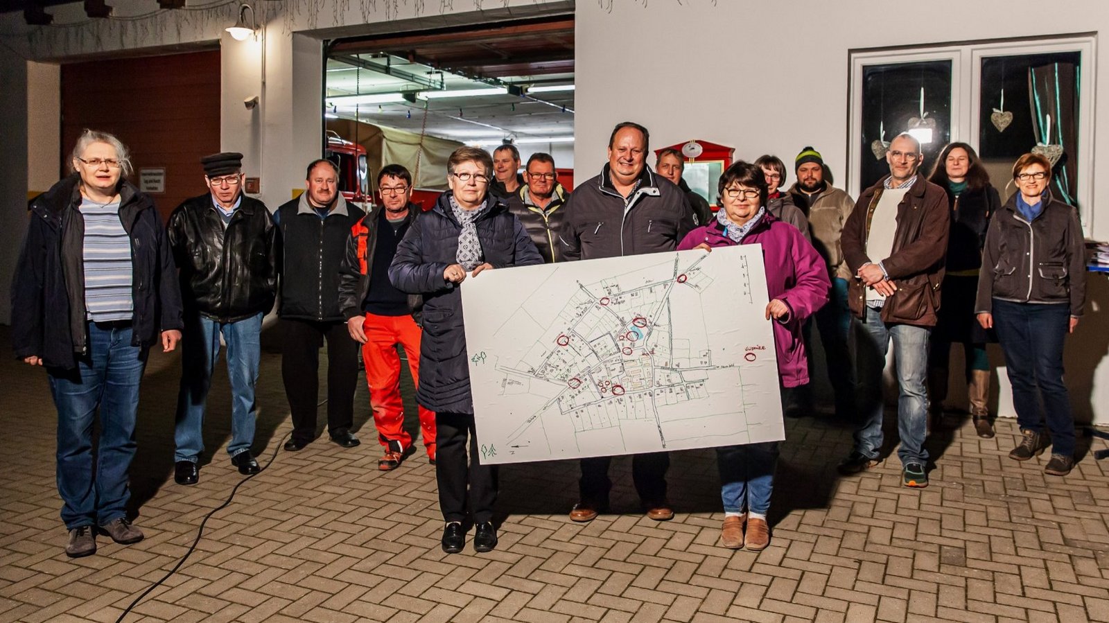 Gruppenfoto der Neuen Auftraggeber mit einer große Landkarte von Züsedom 