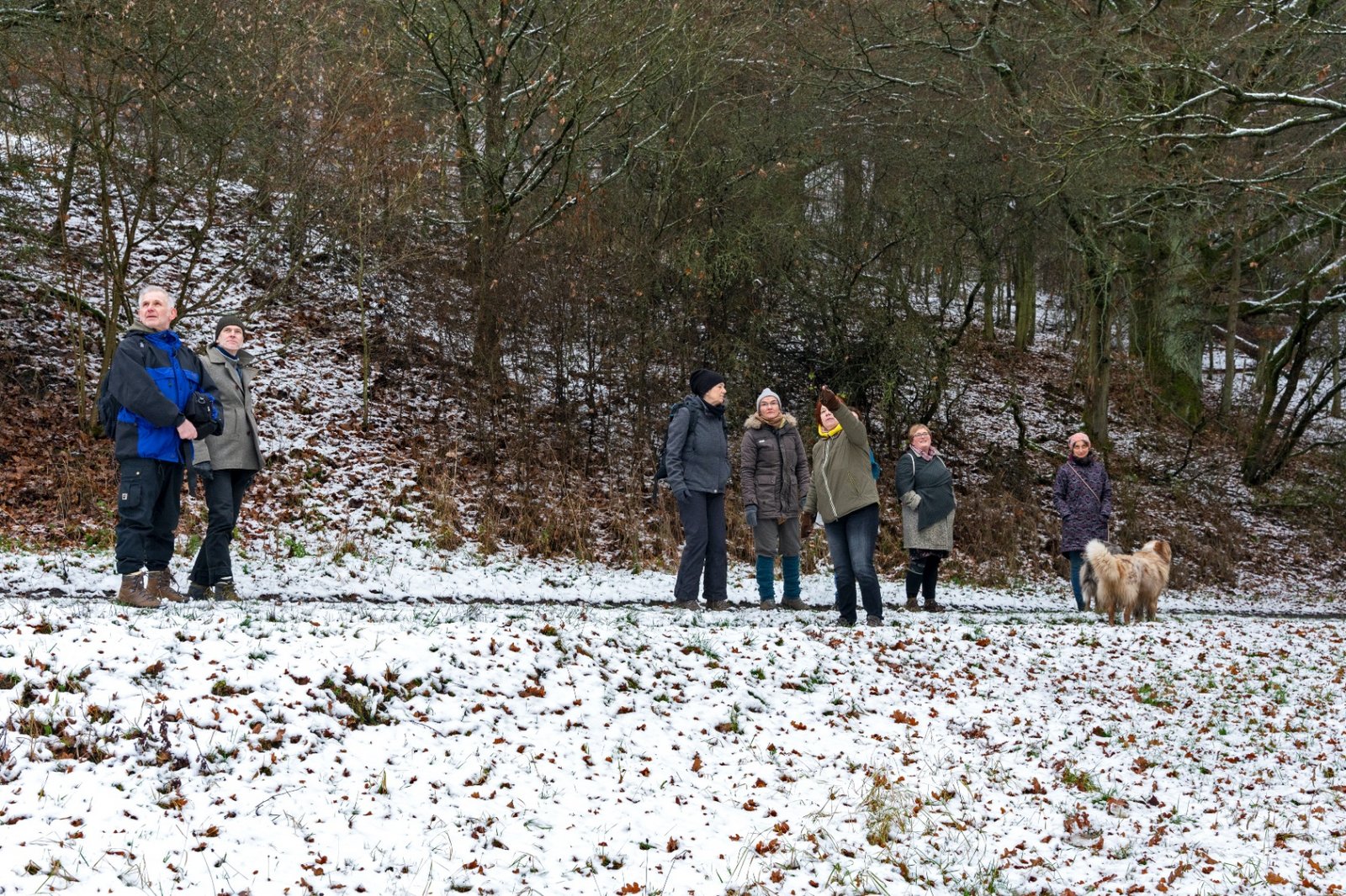 Several persons of The New Patrons of Waldeck-Frankenberg stand outside in the snow