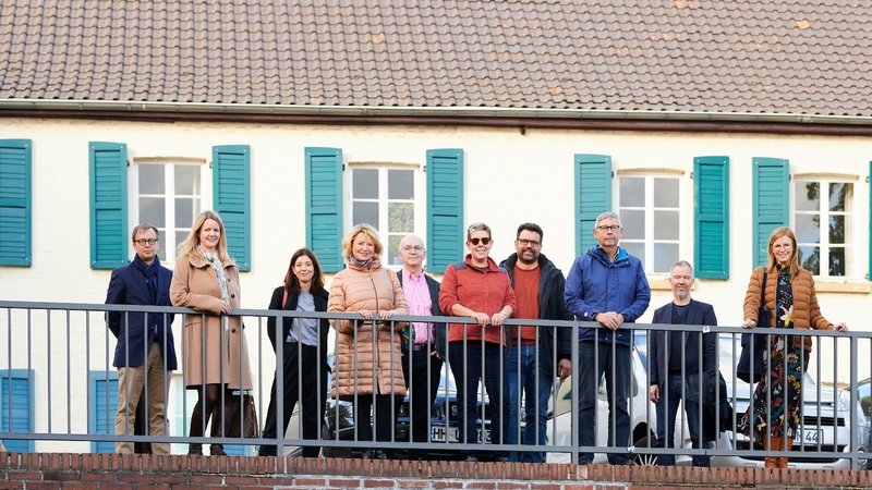 Gruppenfoto der Neuen Auftraggeber von Wickrath vor einem Gebäude am Marktplatz
