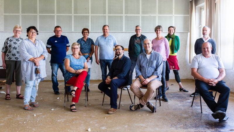 Group photo of The New Patrons of Züsedom with mediator Holger Friese