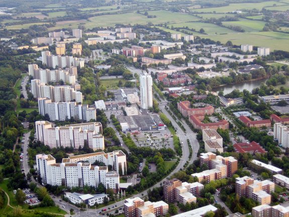 Städtische Luftaufnahme mit einer großen Hochaus-Wohnsiedlung im Zentrum