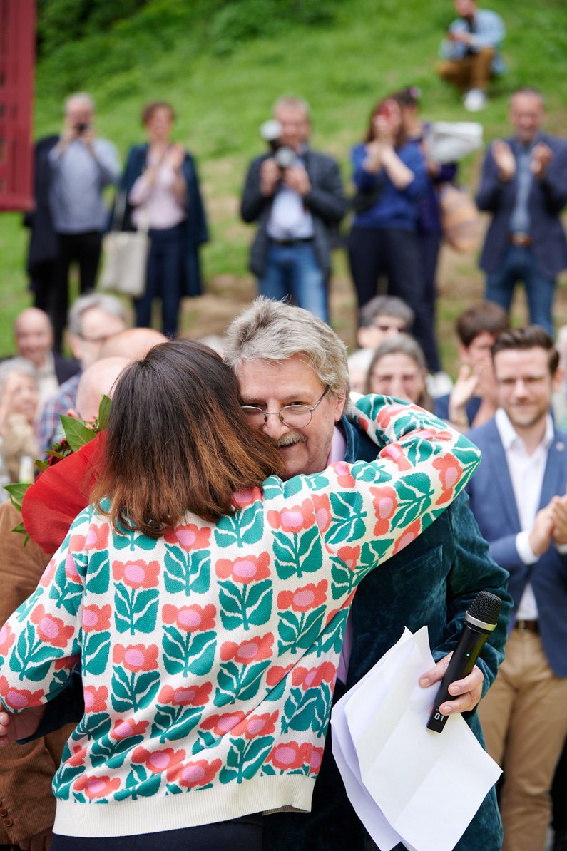 Mediator Kathrin Jentjens hugs New Patron Karl Sasserath (head of the Mönchengladbach Unemployment Centre)