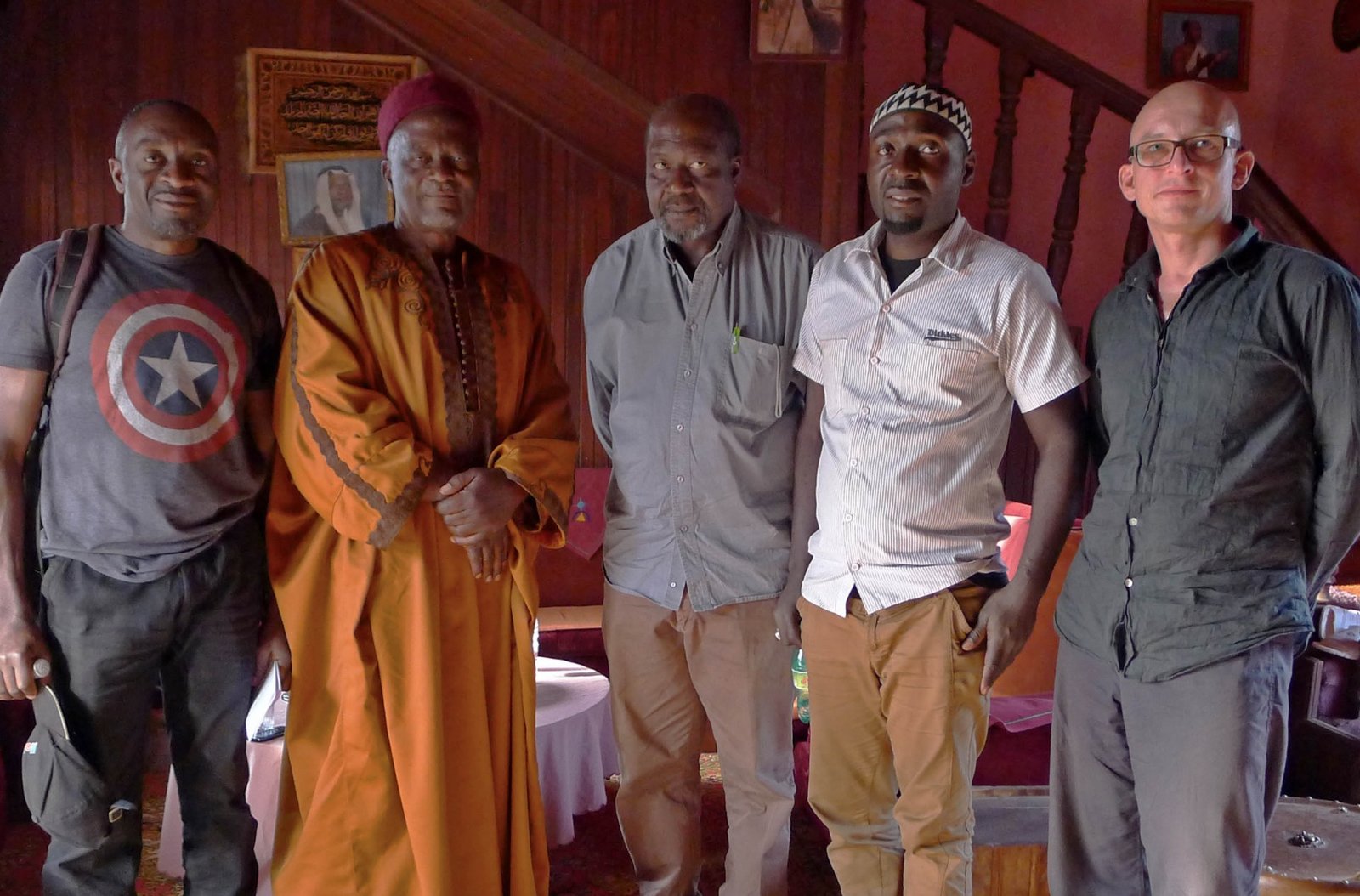 Gruppenfoto von fünf Personen der Neuen Auftraggeber bei einem Projekttreffen in Foumban, Kamerun 2015 