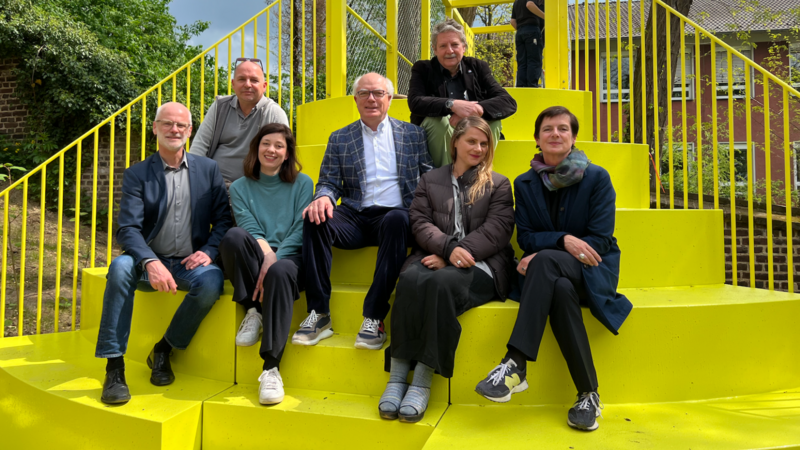 Group photo on the yellow bridge with client Karl Sasserath, Thomas Hollkott, Uwe Hillekamp (planning), Ernst Kreuder ( implementation), mediator Kathrin Jentjens, artist Ruth Buchanan and Susanne Titz, Director of Anchor Point Museum Abteiberg. 