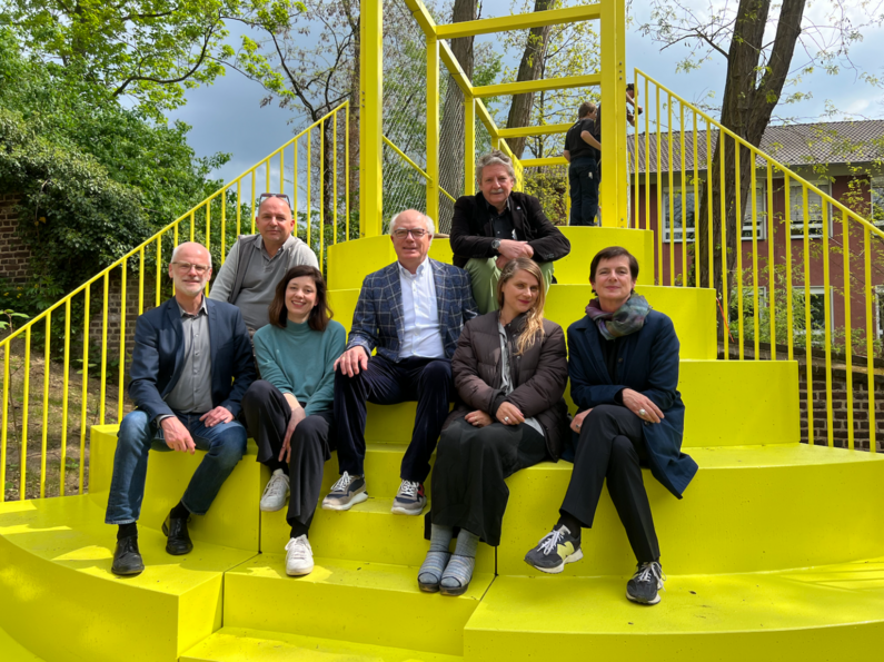 Gruppenfoto auf der gelben Brücke mit Auftraggeber Karl Sasserath, Thomas Hollkott, Uwe Hillekamp (Planung), Ernst Kreuder (Ausführung), Mediatorin Kathrin Jentjens, Künstlerin Ruth Buchanan und Susanne Titz, Direktorin des Ankerpunkts Museum Abteiberg 