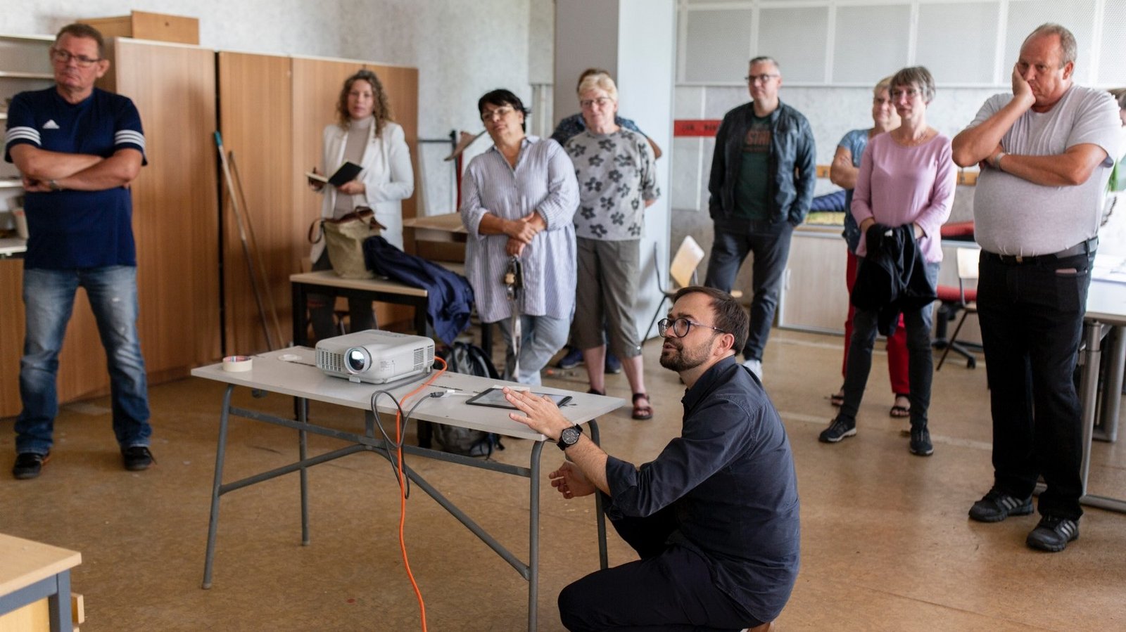 Personen der Neuen Auftraggeber von Züsedom stehen um den Künstler Jakub Szczesny, wecher seine Ideen vorstellt 