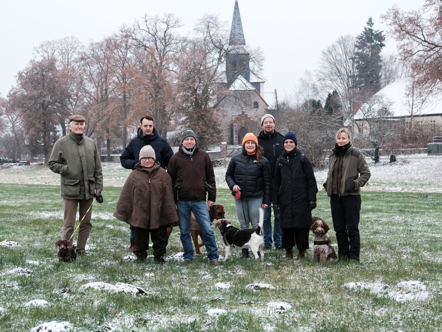 Group photo of The New Patrons' group of Sauen with Ateliers Pompiers, Judith Hopf and Florian Zeyfang and mediator Lea Schleiffenbaum on a field in winter