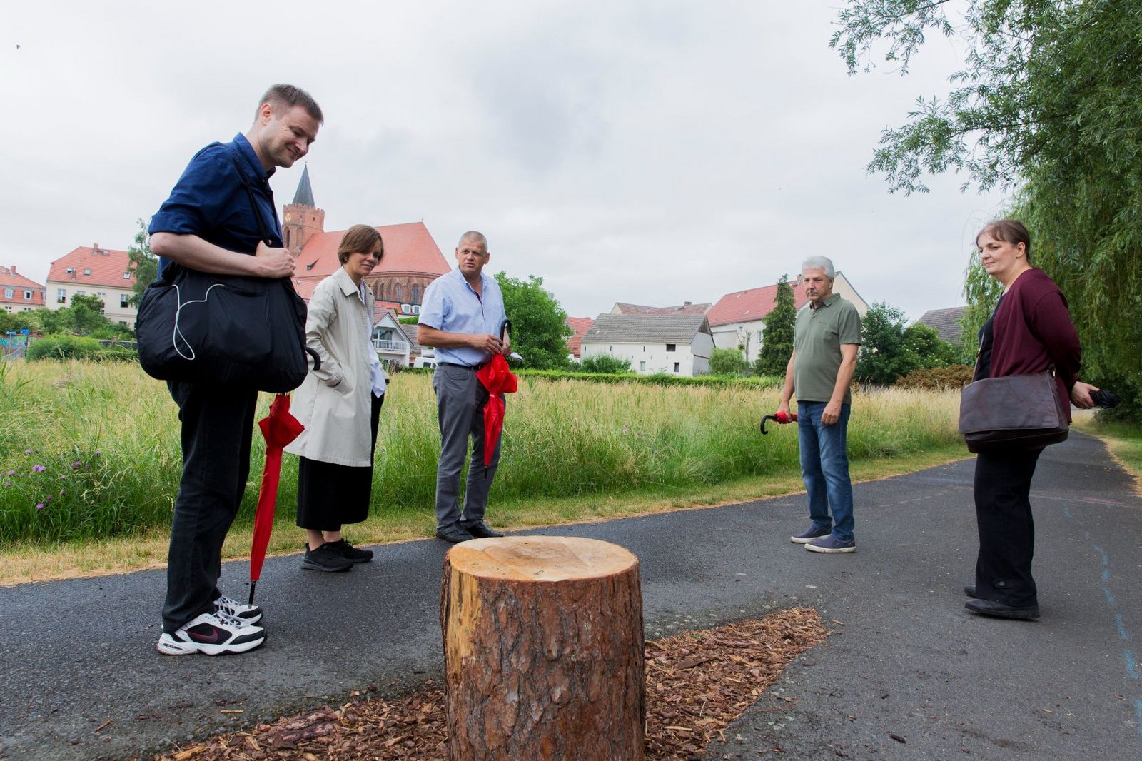 Auftraggeber:innen auf der Straße von Beeskow mit Künstler Simon Denny