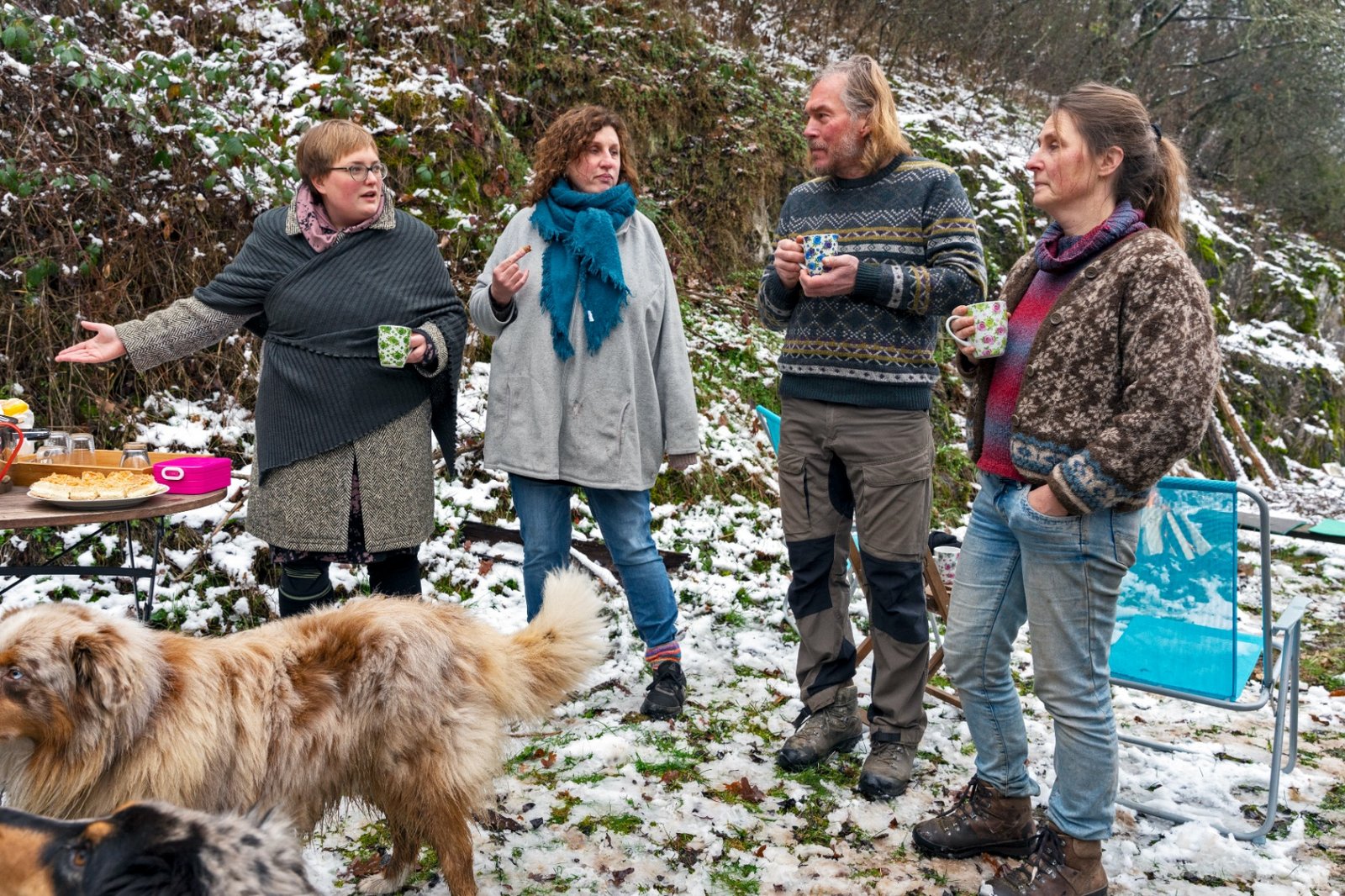 Mehrere Personen der Neuen Auftraggeber von Waldeck-Frankenberg und ein Hund stehen im Wald und besprechen sich