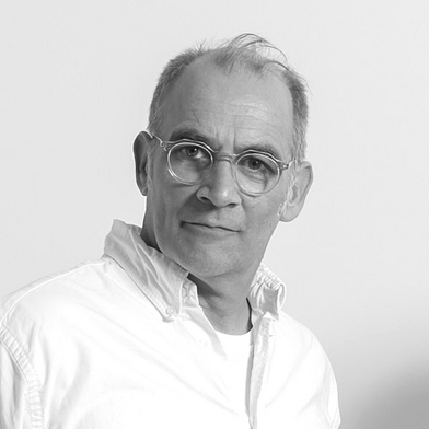 Portrait b/w of mediator Holger Friese
