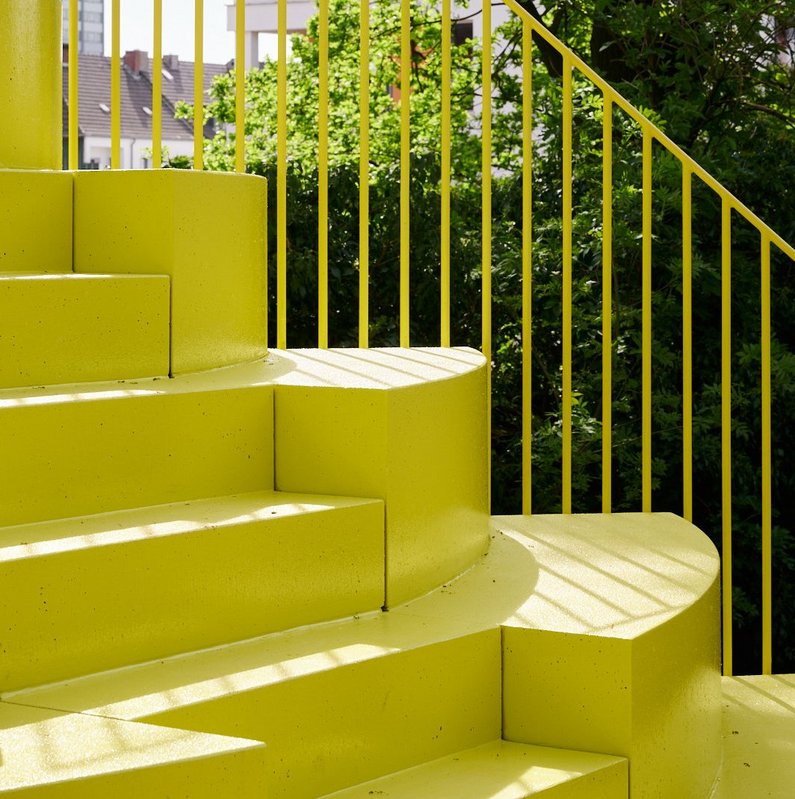 Yellow Steps in the garden of Ruth Buchanan in Mönchengladbach