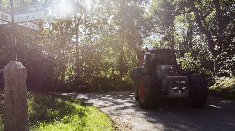 Tractor on field path in Kasnevitz