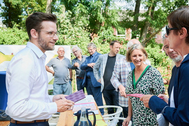 Oberbürgermeister Felix Heinrichs, Dezernentin Christiane Schüßler und Susanne Titz im Gespräch, Baustart  von "Ein Garten mit Brücken" in Mönchengladbach
