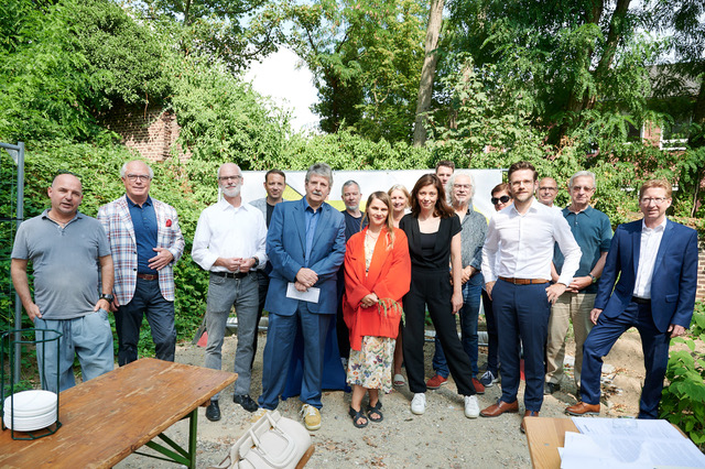 Group photo in the garden: planning team, New Patrons and supporters in Mönchengladbach