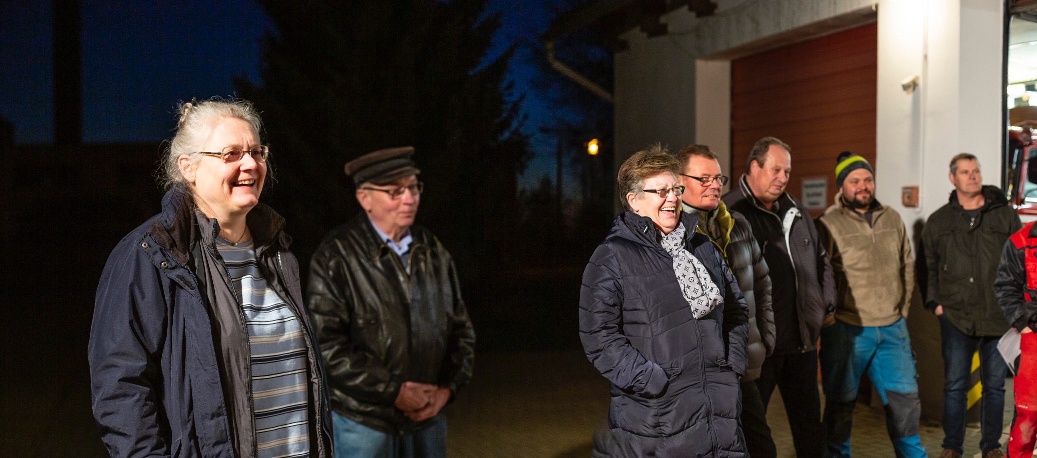 Personen der Neuen Auftraggeber von Züsedom stehen bei einem Treffen